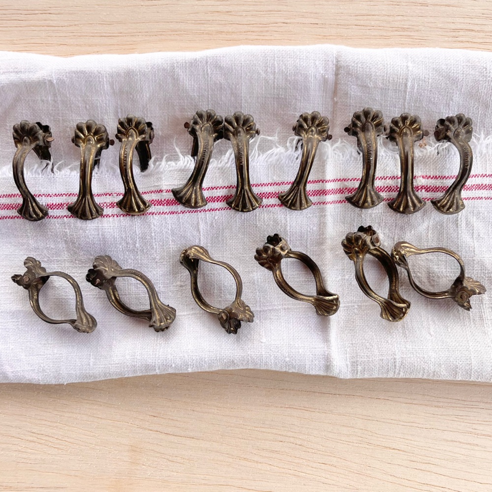 Antique Victorian Brass Finish Metal Clamshell Cafe Curtain Clips Germany (15)